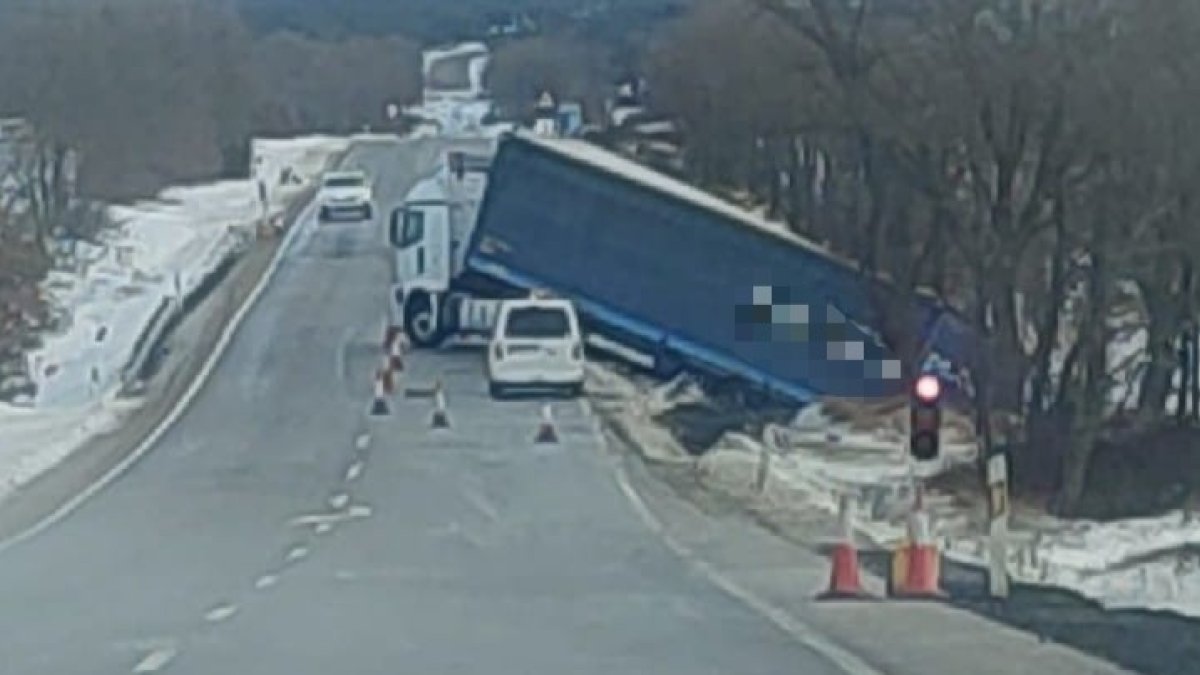 Imagen del accidente de camión entre Aldealpozo y Matalebreras. HDS
