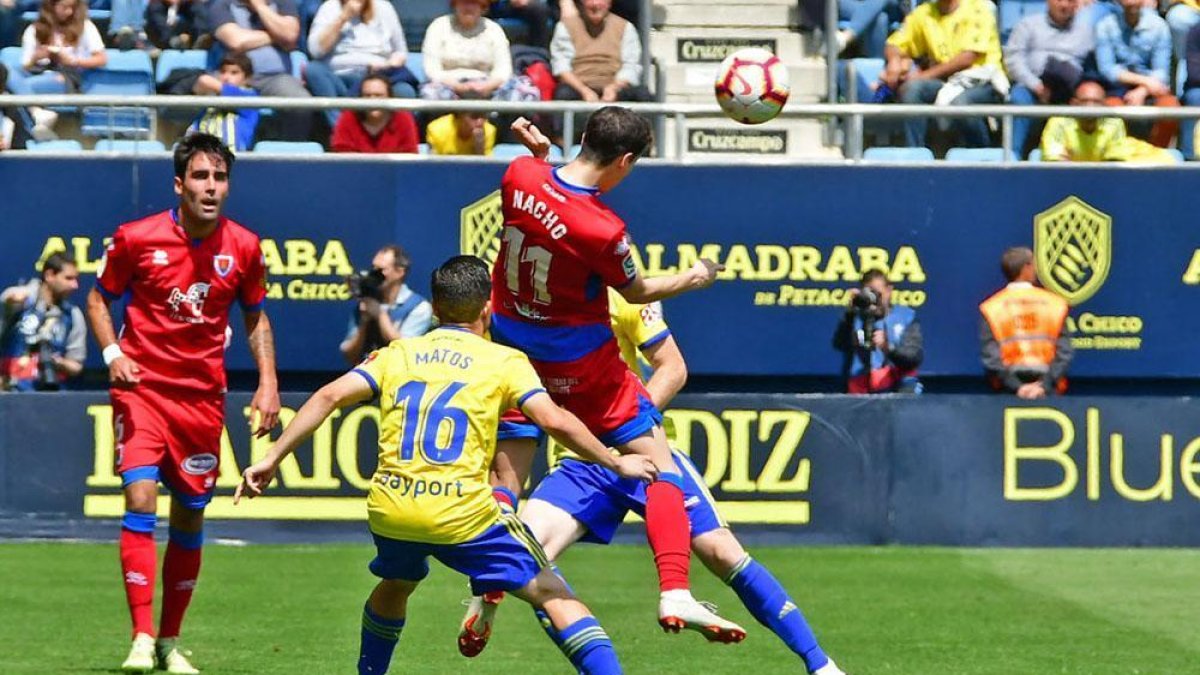 Escassi y Nacho en un lance del juego en el partido del domingo entre el Numancia y el Cádiz en el Ramón de Carranza.-Área 11