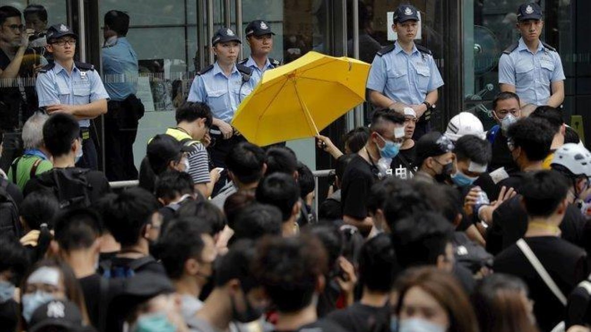 Los manifestantes se han congregado este viernes frente a la comisaría central de Hong Kong.-VINCENT YU (AP)