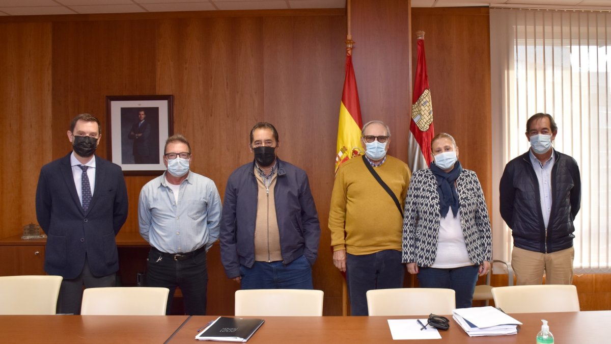 Reunión de la Asociación de Vecinos de La Barriada con la delegada territorial. HDS