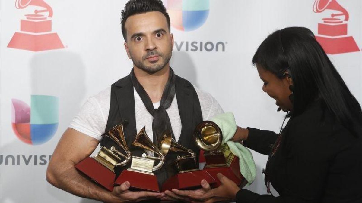 Luis Fonsi, esta noche en la gala de los Grammy Latino, con los cuatro galardones logrados con Despacito.-REUTERS / STEVE MARCUS
