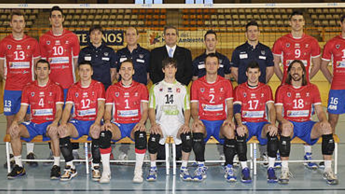 La plantilla del CMA se hizo ayer la foto oficial de la temporada. / Valentín Guisande-