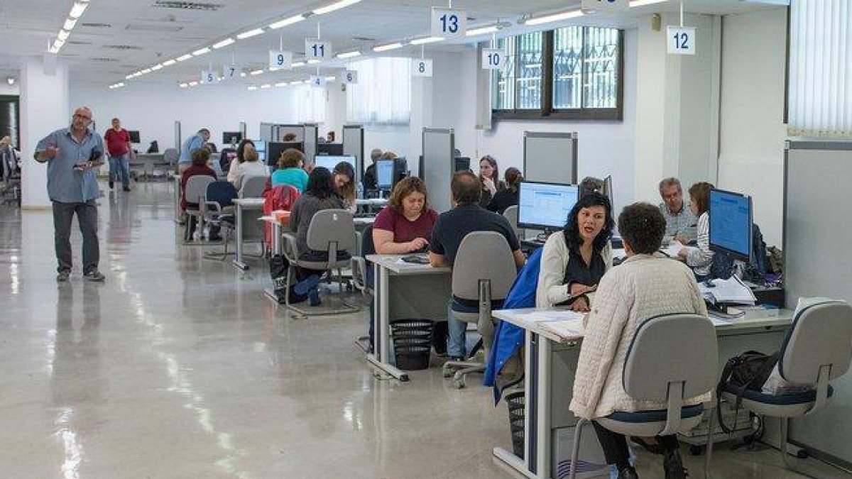 Ciudadanos en las oficinas de Hacienda para presentar su declaración de la renta.-