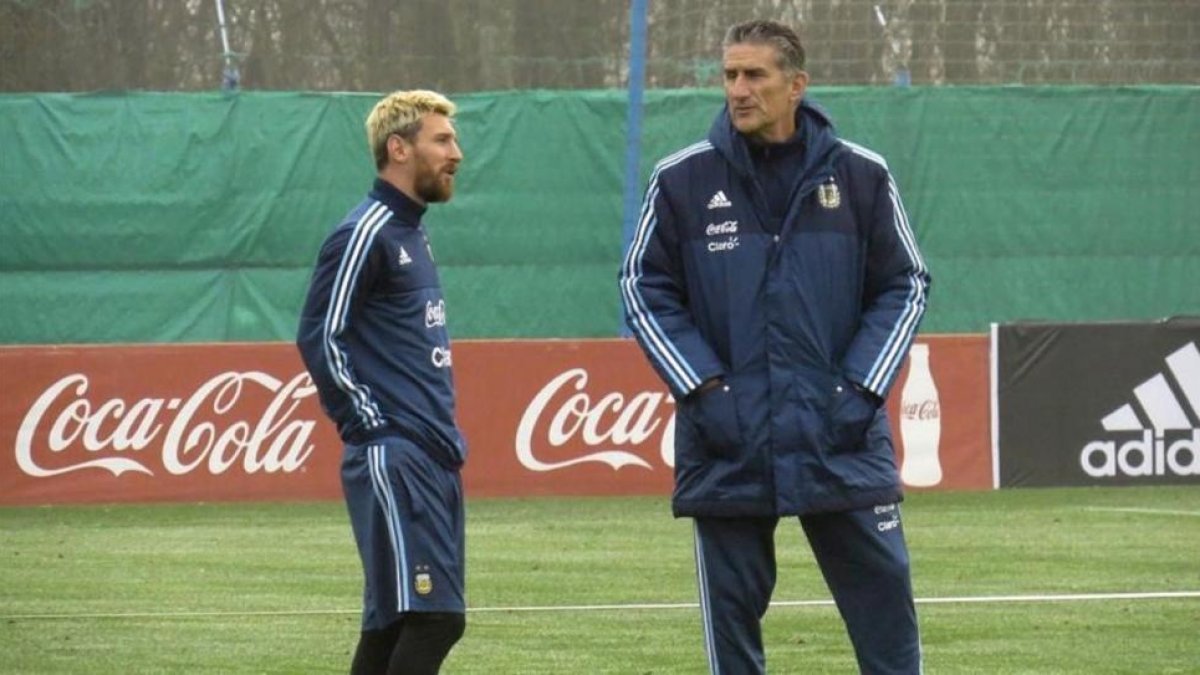 Messi habla con Bauza, el seleccionador argentino.-