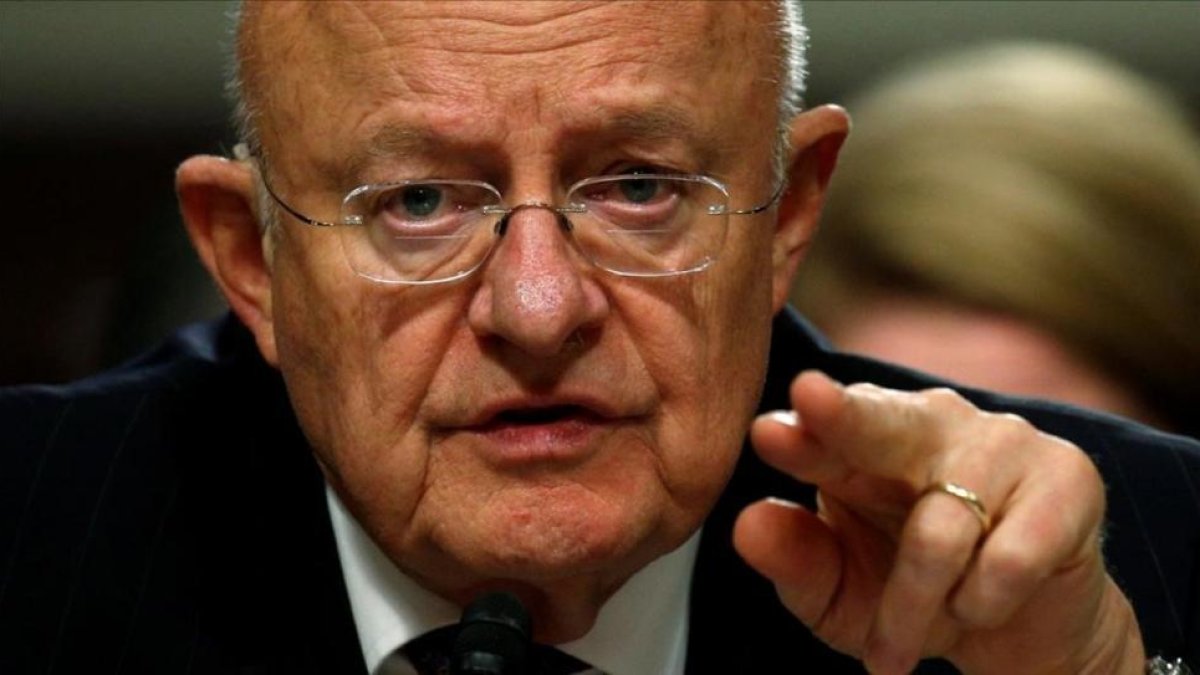 Clapper testifica ante una comisión del Senado sobre las ciberamenazas extranjeras, en Washington, el 5 de enero.-KEVIN LAMARQUE