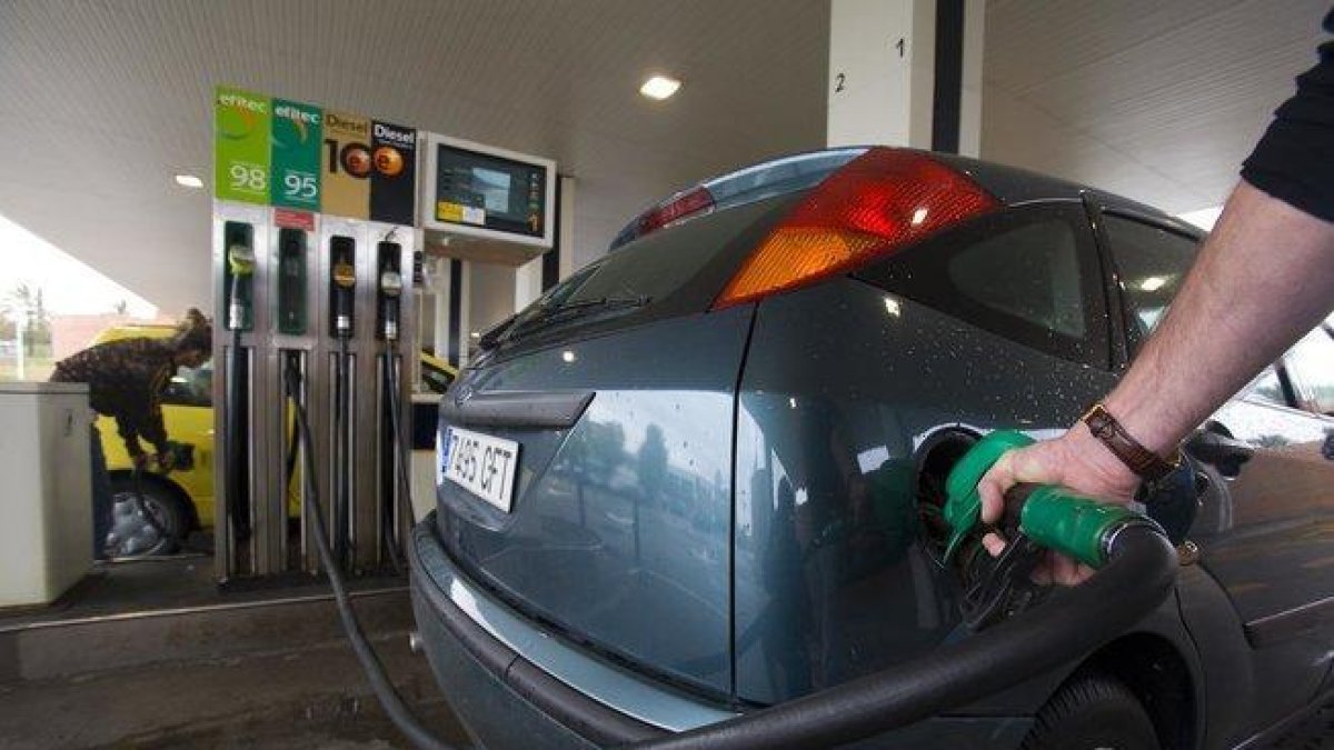 Un cliente reposta en una gasolinera.-FERRAN NADEU