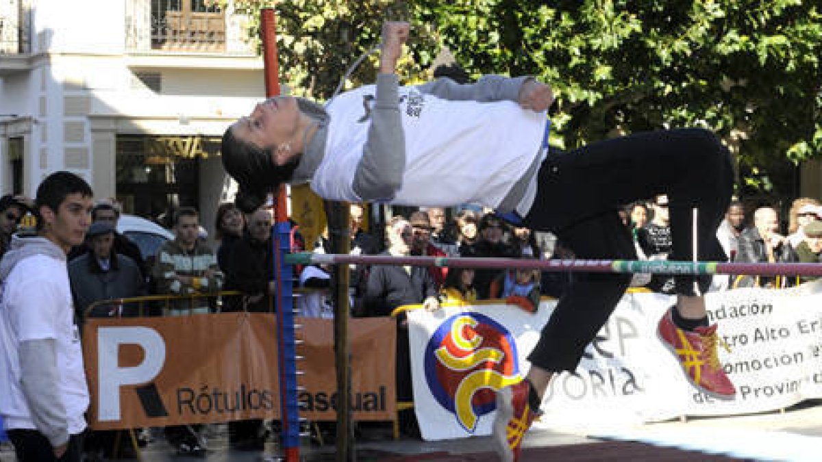 Ruth Beitia ya participó hace dos años en la exhibición de la plaza Herradores. / VALENTÍN GUISANDE-
