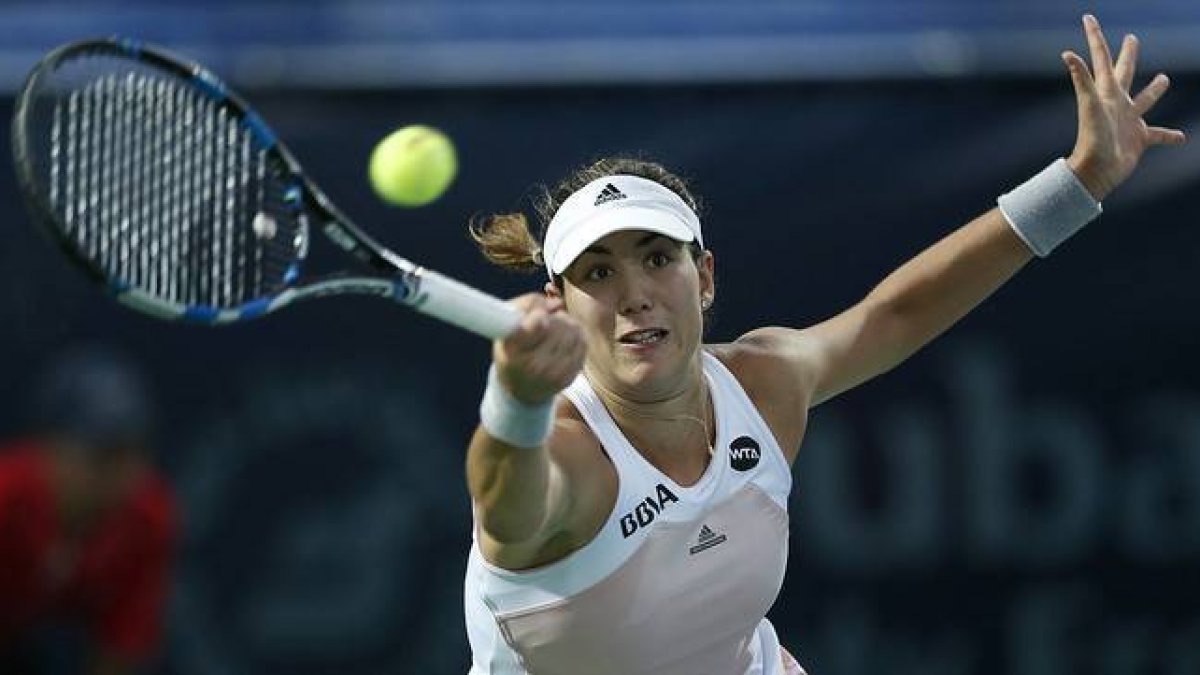Garbiñe Muguruza devuelve una bola a Karolina Pliskova, durante la semifinal del torneo de Dubái.-Foto:   EFE / ALI HAIDER