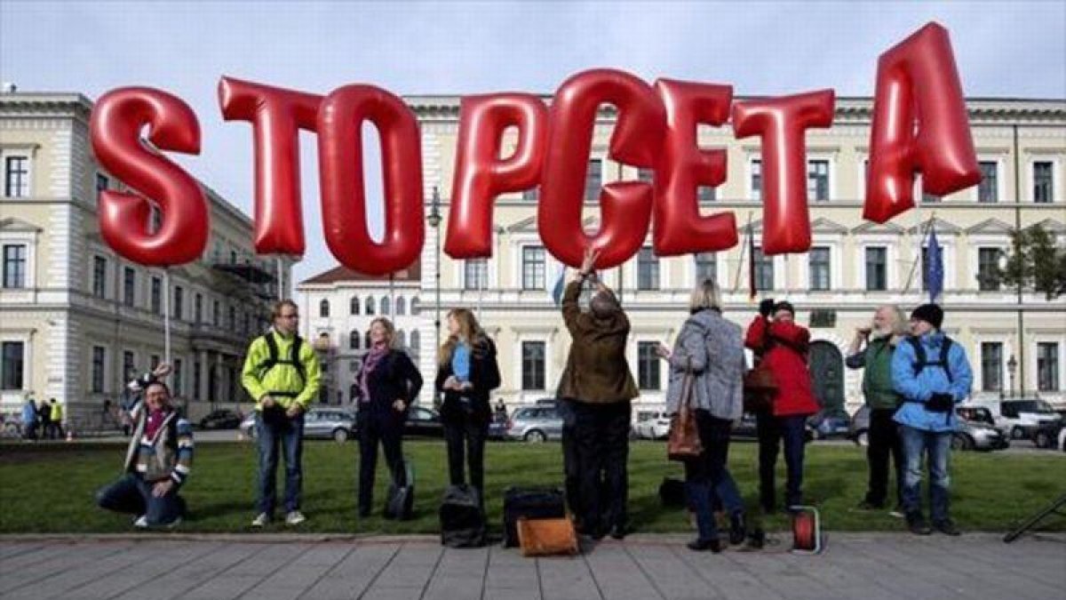 Contrarios al CETA se manifiestan contra el acuerdo.-EFE / SVEN HOPPE
