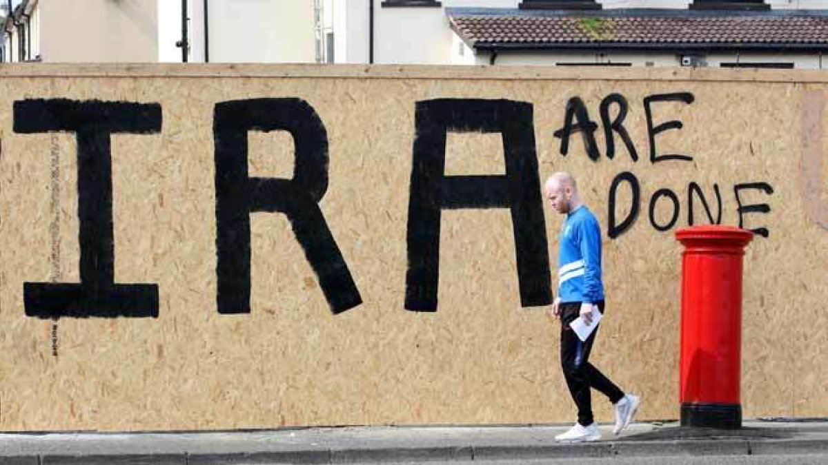 El Nuevo Ira se responsabiliza del asesinato de la periodista Lyra McKee. En la imagen, una pintada en la calle en Derry, Irlanda del Norte.-PAUL FAITH (AFP)