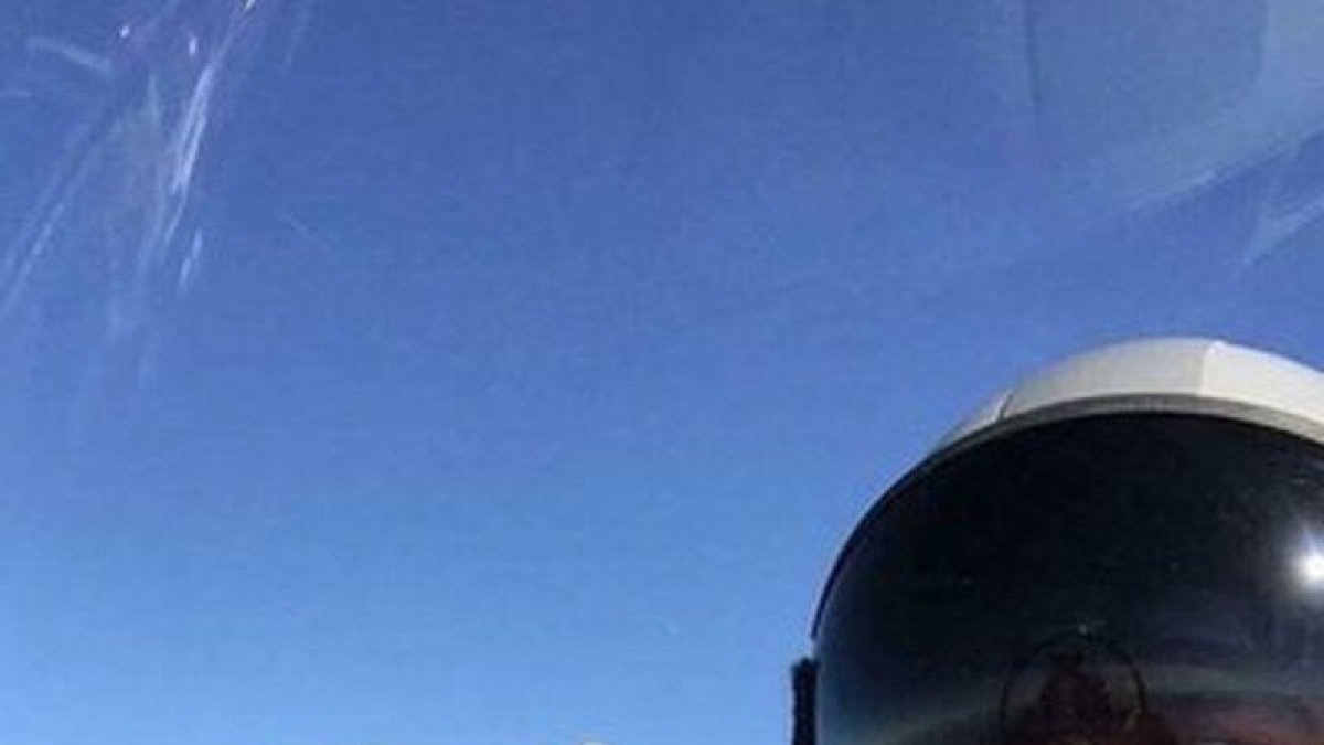 Selfi de un piloto de combate iraquí antes de bombardear Mosul.-EL PERIÓDICO