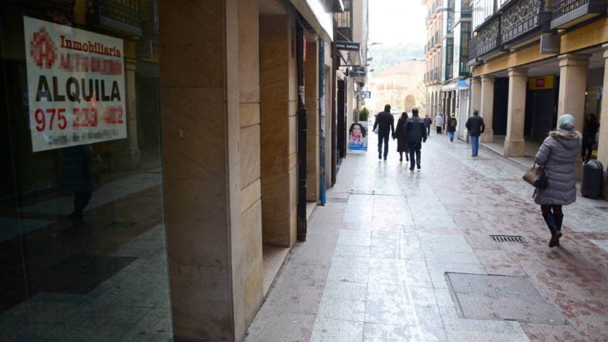 Local comercial cerrado y en alquiler en el Collado.-ÁLVARO MARTÍNEZ