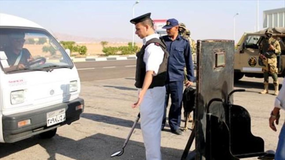Agentes policiales egipcios inspeccionan los vehículos que se acercan al aeropuerto de Sharm el-Sheikh, esta pasada semana.-REUTERS / ASMAA WAGUIH