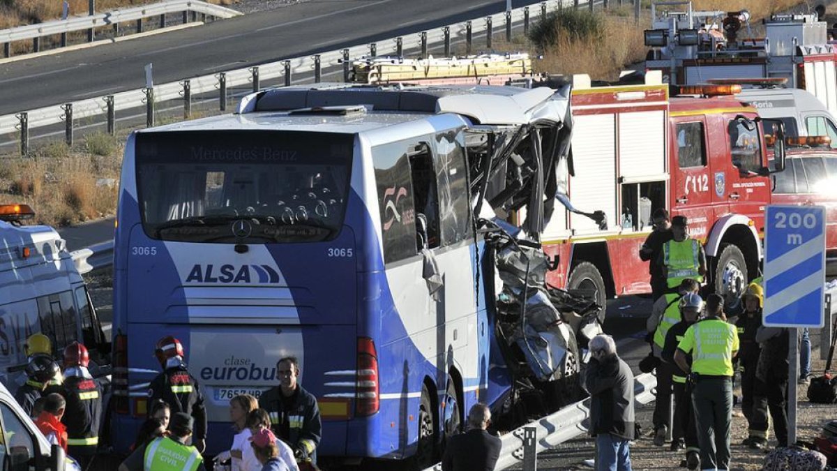 Estado del autobús siniestrado en Adradas.-VALENTÍN GUISANDE