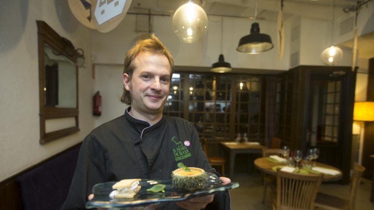 Raúl Sedano, dueño del restaurante, posa con uno de los platos que ofrecen en el local.-RAÚL OCHOA