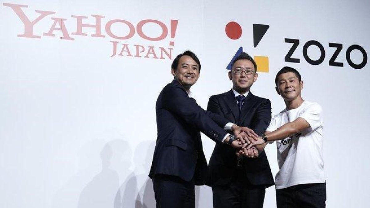 De izquierda a derecha, el presidente de Yahoo Japanm, Kentaro Kawabe; el nuevo presidente de Zozo, Kotaro Sawada , y el founder de Zozo, Yusaku Maezawa.-AP / JAE C. HONG