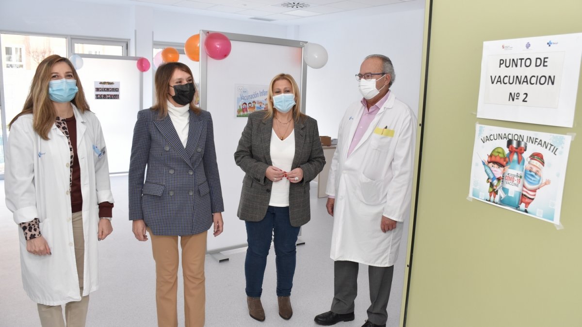 La consejera de Educación, Rocío Lucas, visita el punto de vacunación Covid para niños en el Santa Bárbara decorado con motivos infantiles. HDS