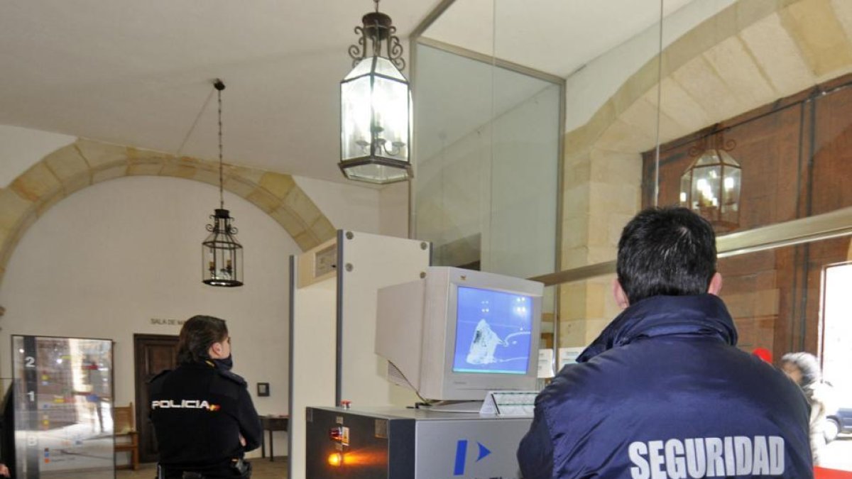 Dispositivo de seguridad en el Palacio de Justicia.-VALENTIN GUISANDE