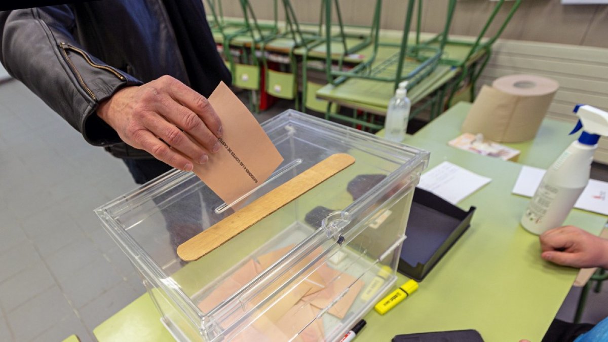 Un voto es depositado en una urna.-HDS