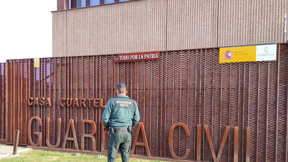Agente de la Guardia Civil frente a las instalaciones de la Casa Cuartel en El Burgo de Osma. HDS