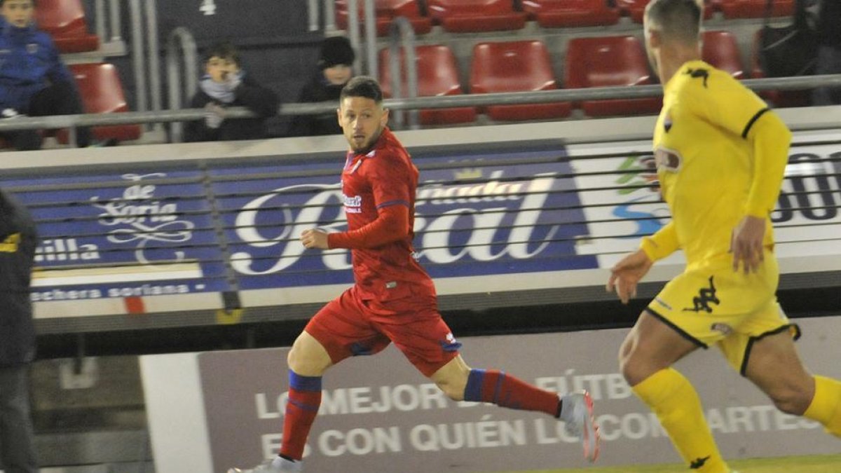 Acuña disputaba el domingo ante el Reus sus últimos minutos con la camiseta del Numancia para iniciar la aventura de Tailandia.-María Ferrer