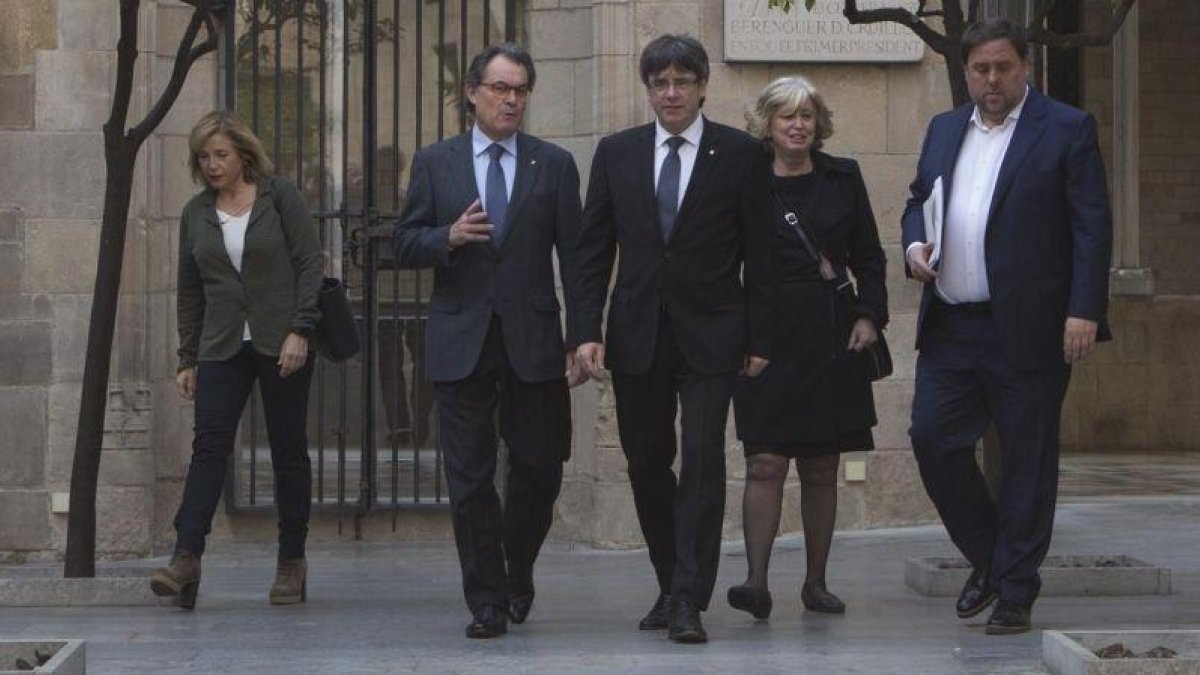 Joana Ortega, Artur Mas e Irene Rigau, junto a Carles Puigdemont y Oriol Junqueras, el pasado mes de marzo en el Palau de la Generalitat.-ALBERT BERTRAN