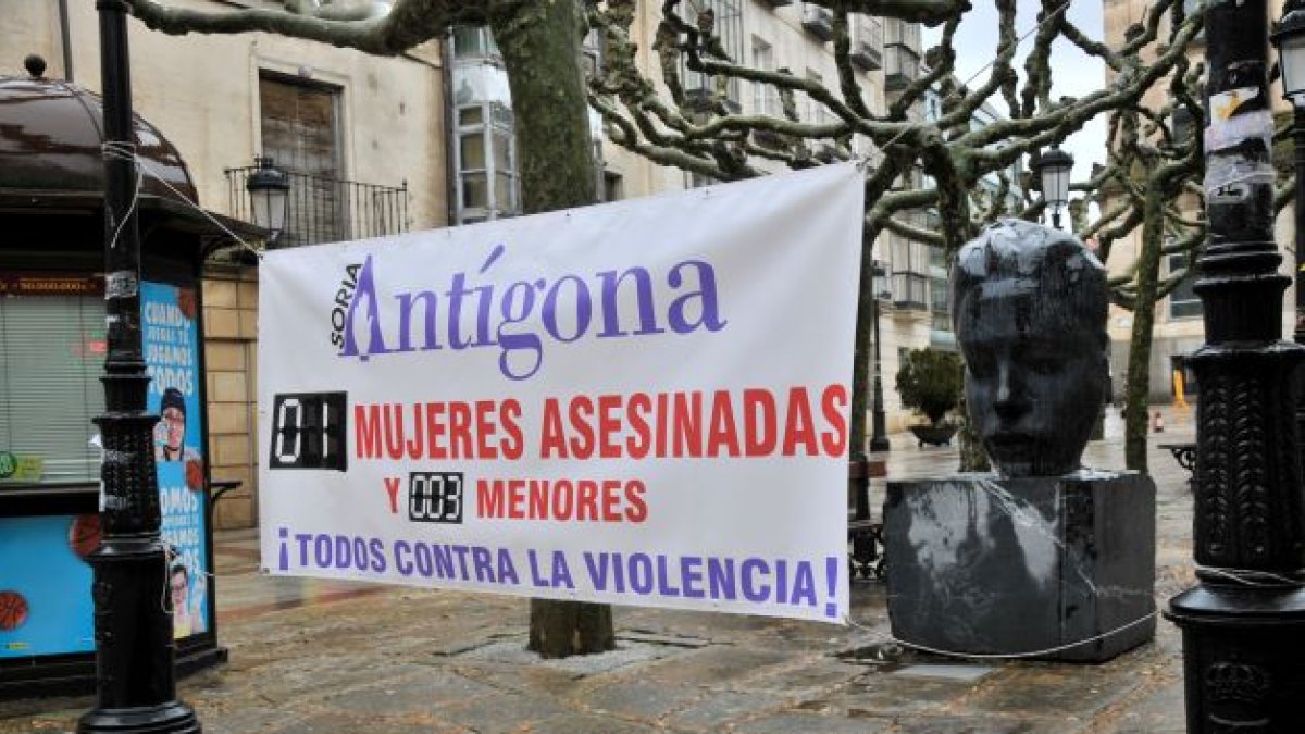 La Asociación de Mujeres Antígona muestra su repulsa el día 25 de cada mes de la lacra de la violencia machista. HDS