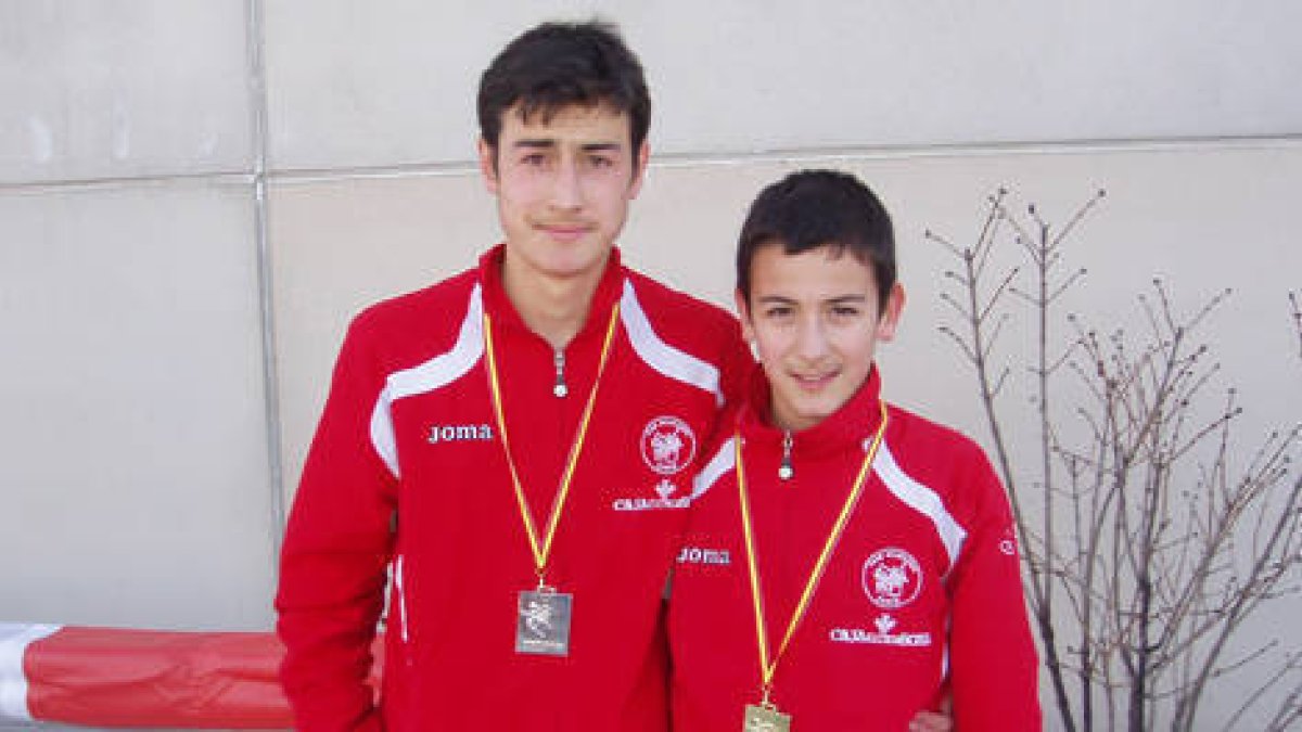 Los hermanos Ignacio y Hugo de Miguel Ramos fueron segundo y primero respectivamente en los 1.000 metros cadete e infantil. / CLUB ATLETISMO SORIA-