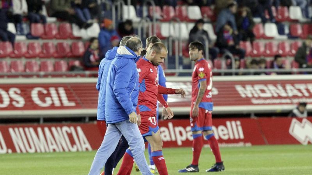 Unai Medina abandona cabizbajo el terreno de juego tras lesionarse ante el Málaga.-Luis Ángel Tejedor