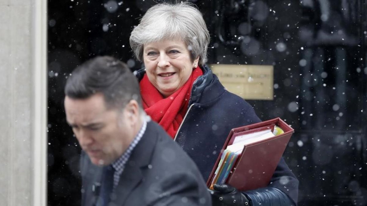 May abandona el número 10 de Downing Street, en Londres, el 28 de febrero.-/ AFP / TOLGA AKMEN