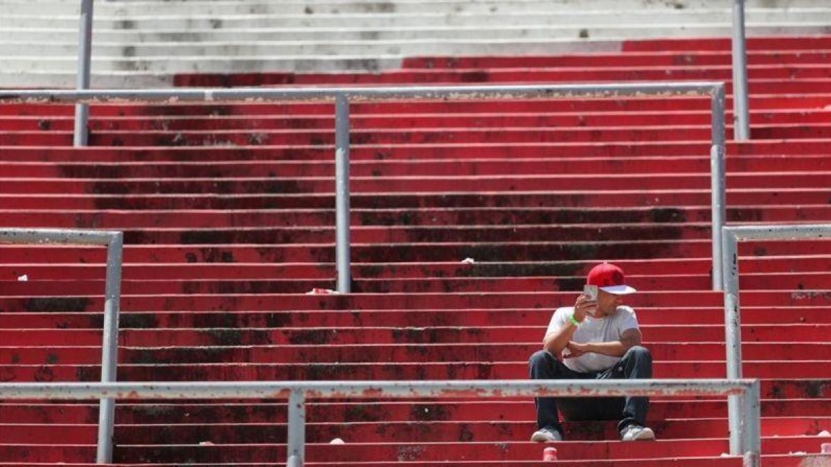 Vista general del estadio de River, sin apenas público.-EL PERIÓDICO