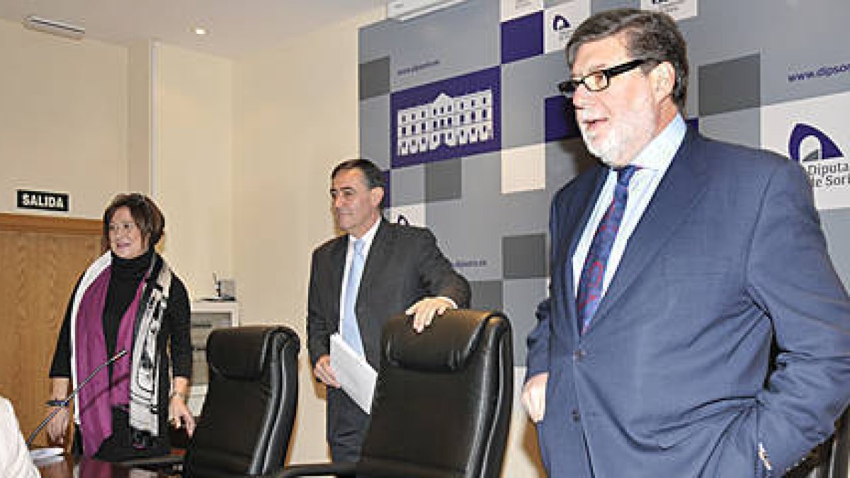 Pilar Sánchez Barreiro, Antonio Pardo y Santiago Aparicio en la cita de ayer. / VALENTÍN GUISANDE-