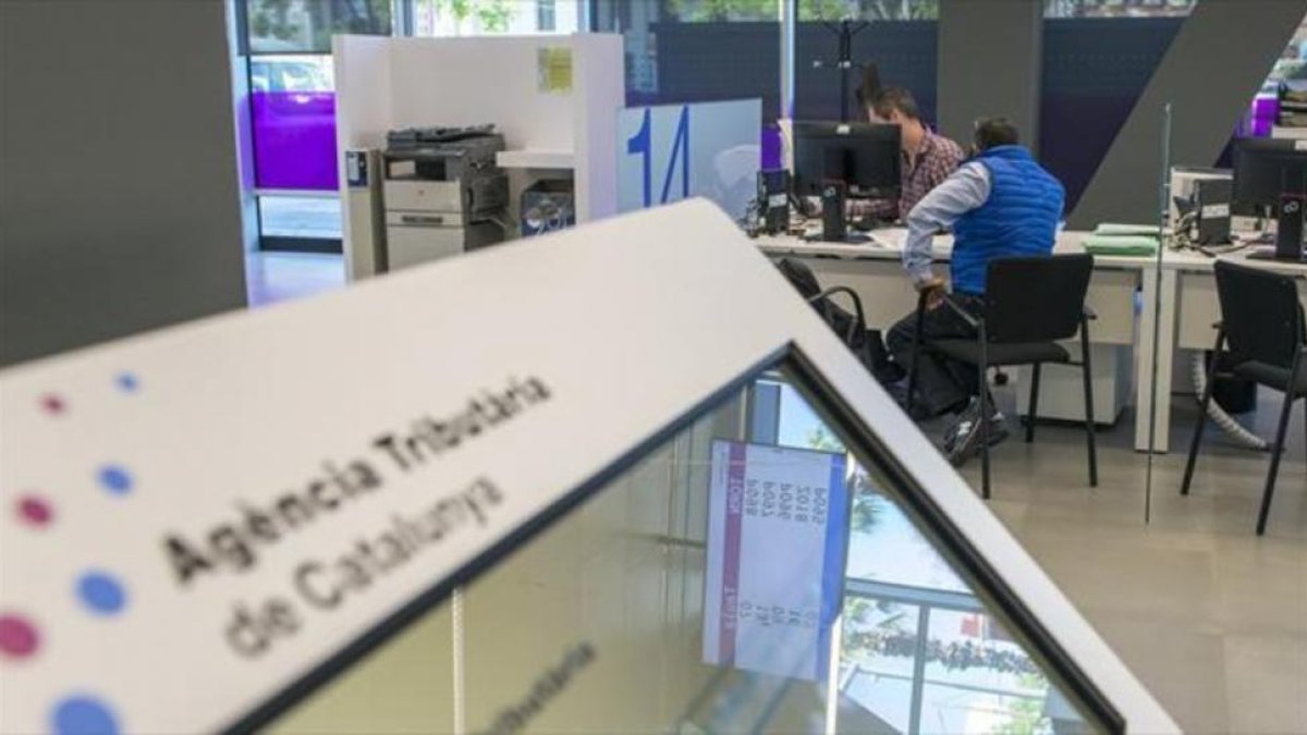 Oficinas de la Agencia Tributaria de Cataluña en el paseo de la Zona Franca de Barcelona.-FERRAN SENDRA