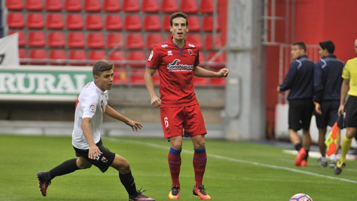 Iñigo Pérez junto a Álex Pozo en el partido de ida celebrado en Los Pajaritos que finalizó 1-2.-MARÍA FERRER
