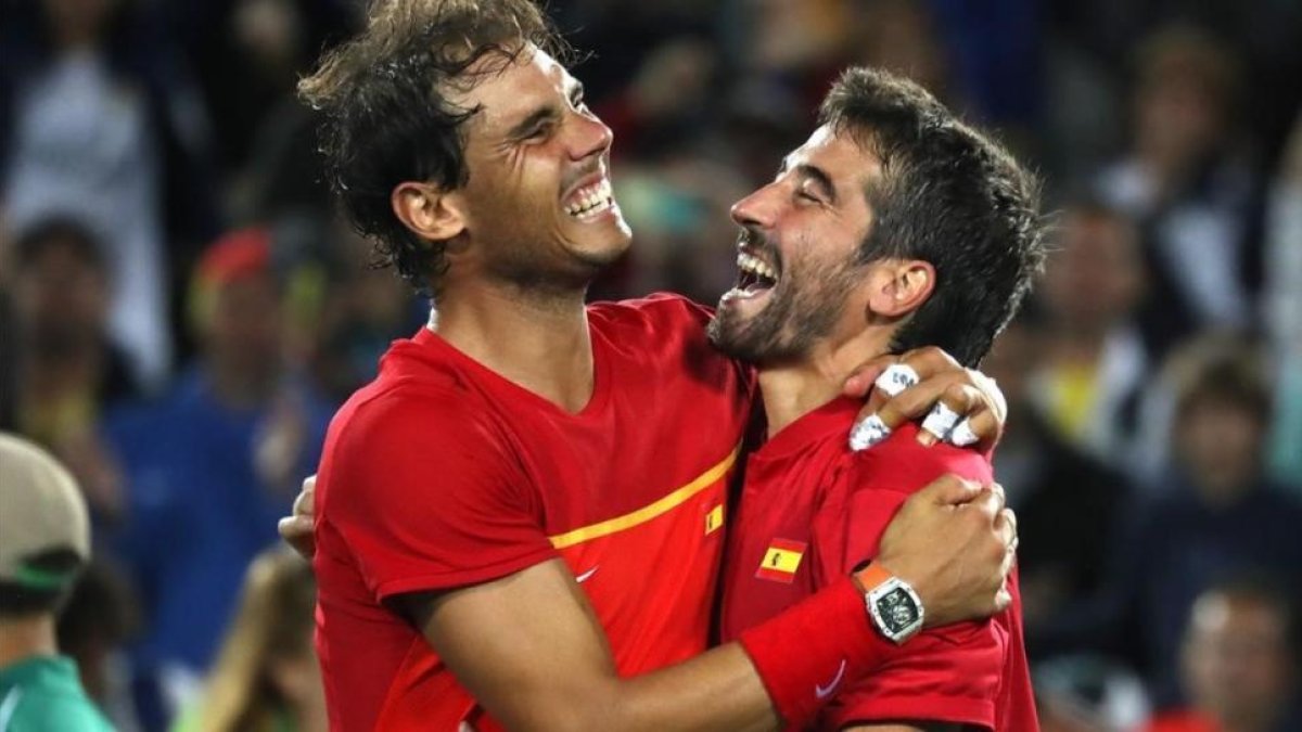 Rafael Nadal y Marc López se abrazan tras conquistar el oro olímpico en dobles.-EFE  / FERNANDO MAIA