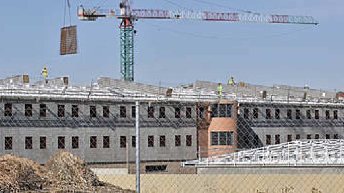 Las obras de la cárcel, en una imagen tomada ayer por la tarde. / V.G.-