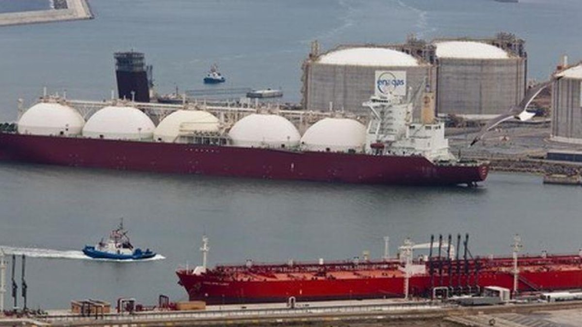 Depósitos de gas de Enagás en la planta de regasificación del puerto de Barcelona.-JOAN PUIG