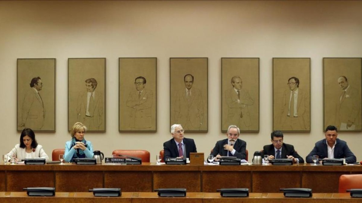 La comisión de Defensa con la silla vacía del ministro Pedro Morenés.-EL PERIÓDICO / MADRID