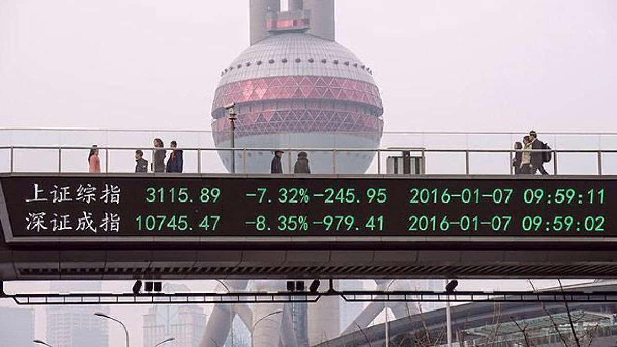 La bolsa china se desploma con caidas del 7%.-