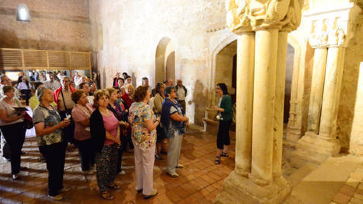 Turistas en uno de los monumentos de Soria./ A. M. -