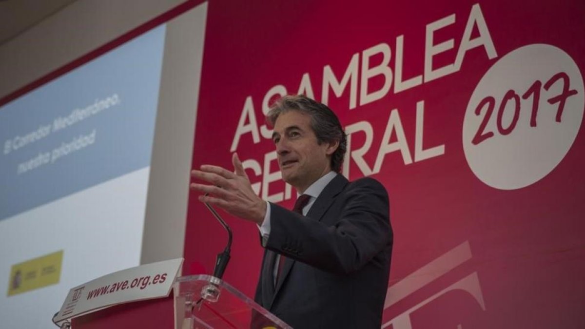 El ministro de Fomento, Ínigo de la serna, en València, el pasado febrero.-MIGUEL LORENZO