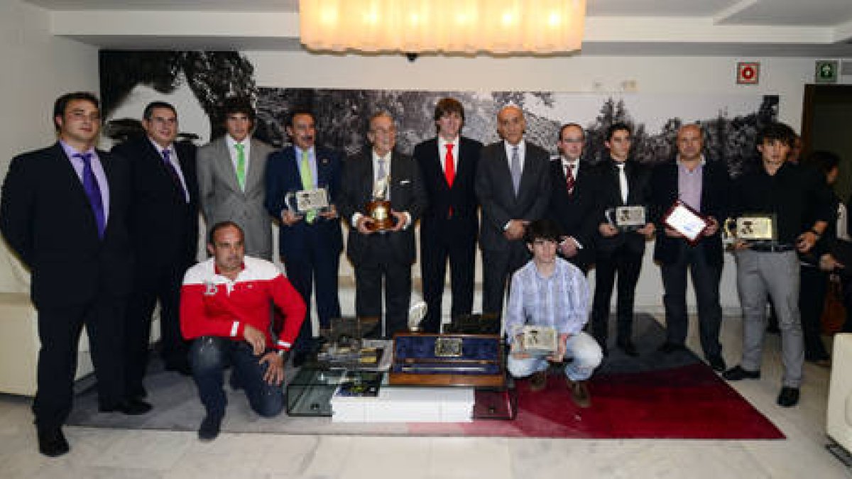 Una imagen de familia de los galardonados tras la entrega de los trofeos taurinos. / ÁLVARO MARTÍNEZ-