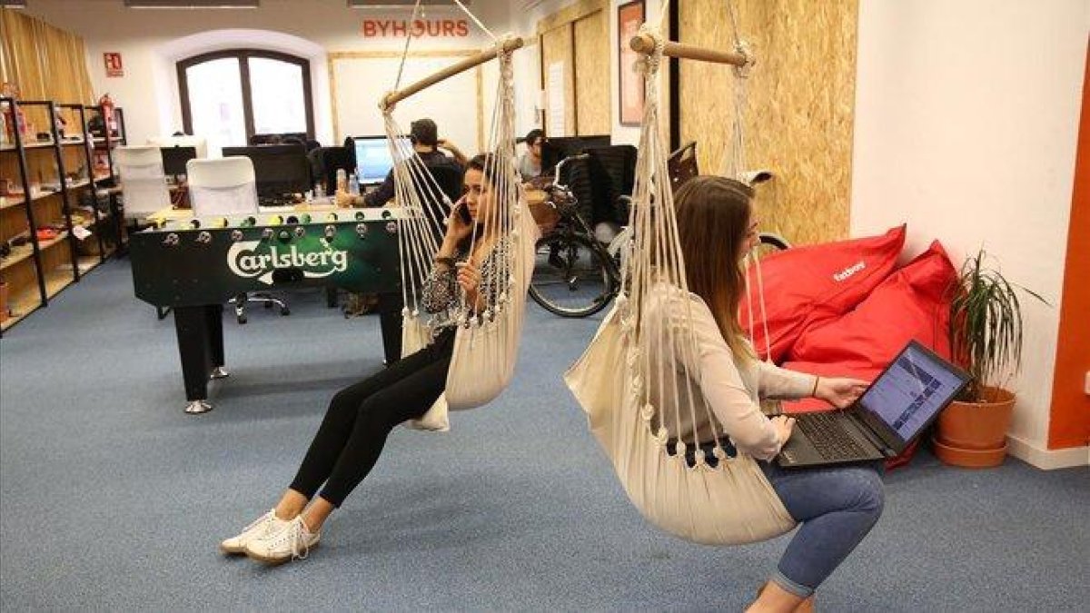 Empleados de la ’star-up’ Byhours, en Barcelona.-