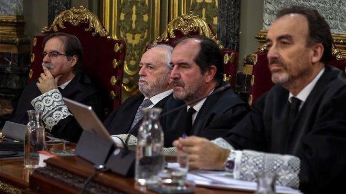 El presidente del tribunal y ponente de la sentencia,  Manuel Marchena (derecha), junto a (de izquierda a derecha) los magistrados Andrés Palomo, Luciano Varela y Andrés Martínez Arrieta.-POOL / EMILIO NARANJO
