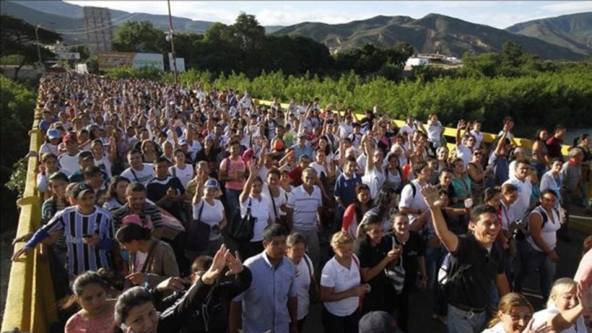 Miles de venezolanos cruzan el puente fronterizo Simon Bolivar entre Colombia y Venezuela, el 10 de julio de 2016.-EFE / SCHNEYDER MENDOZA