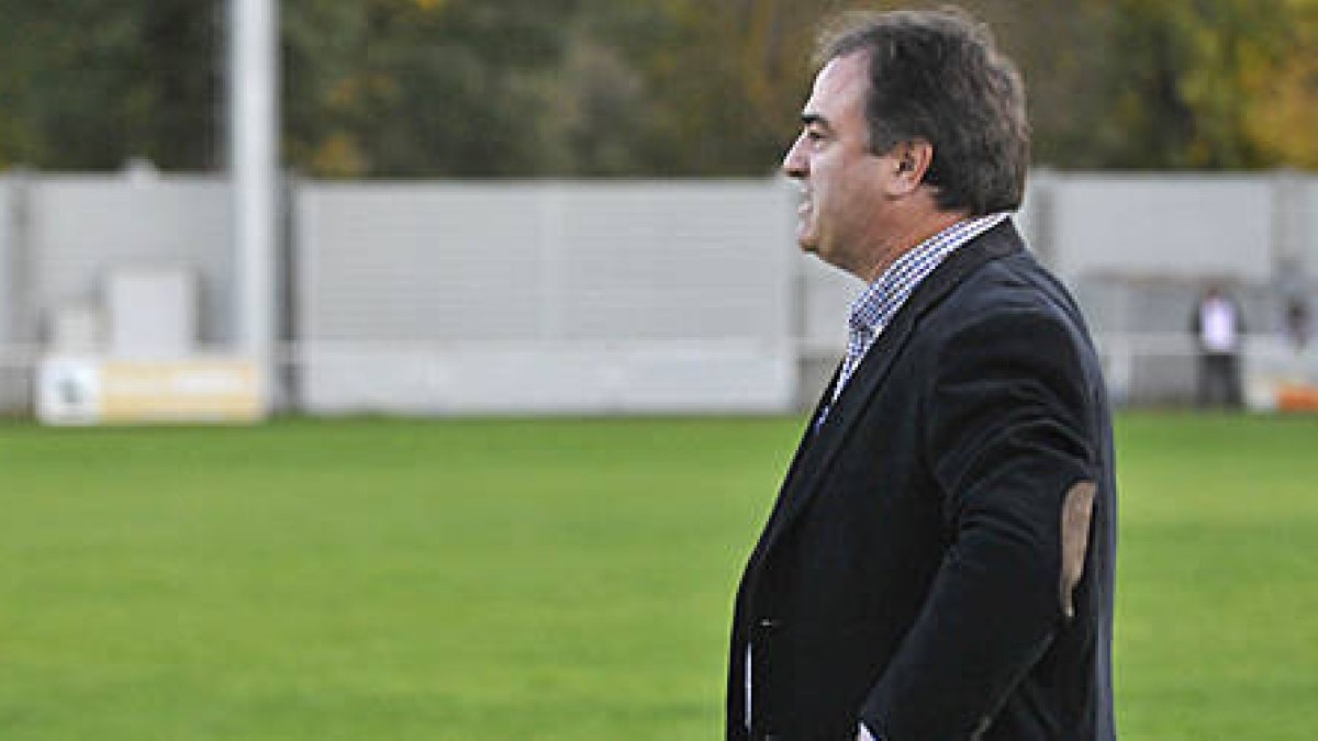 Luis de Miguel en un partido al frente del Almazán el curso pasado. / Diego Mayor-