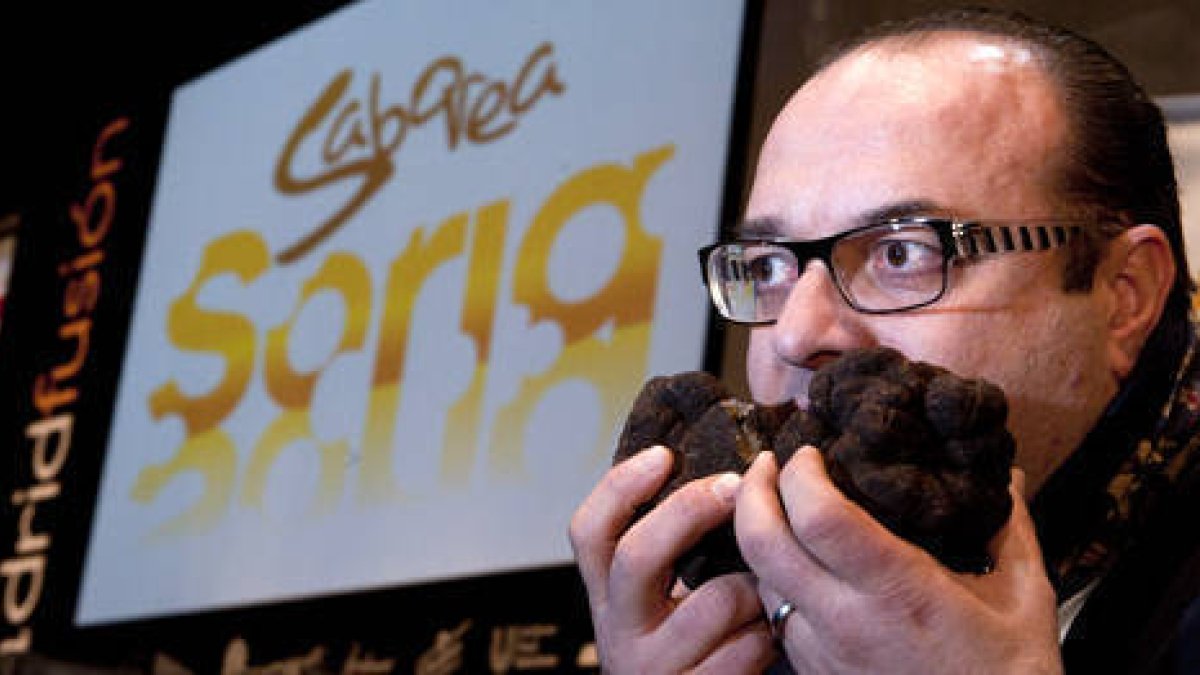 Andrea Tumbarello huele la trufa. / GONZALO ARROYO-