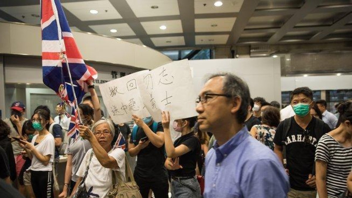 Manifestantes ocupan el vestíbulo de la Torre Revenue en Hong Kong.-EPA