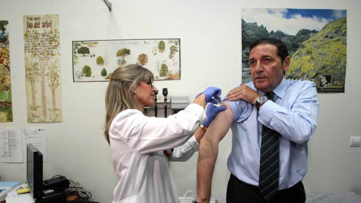 El consejero de Sanidad, Antonio Sáez, se vacuna frente a la gripe-Ical