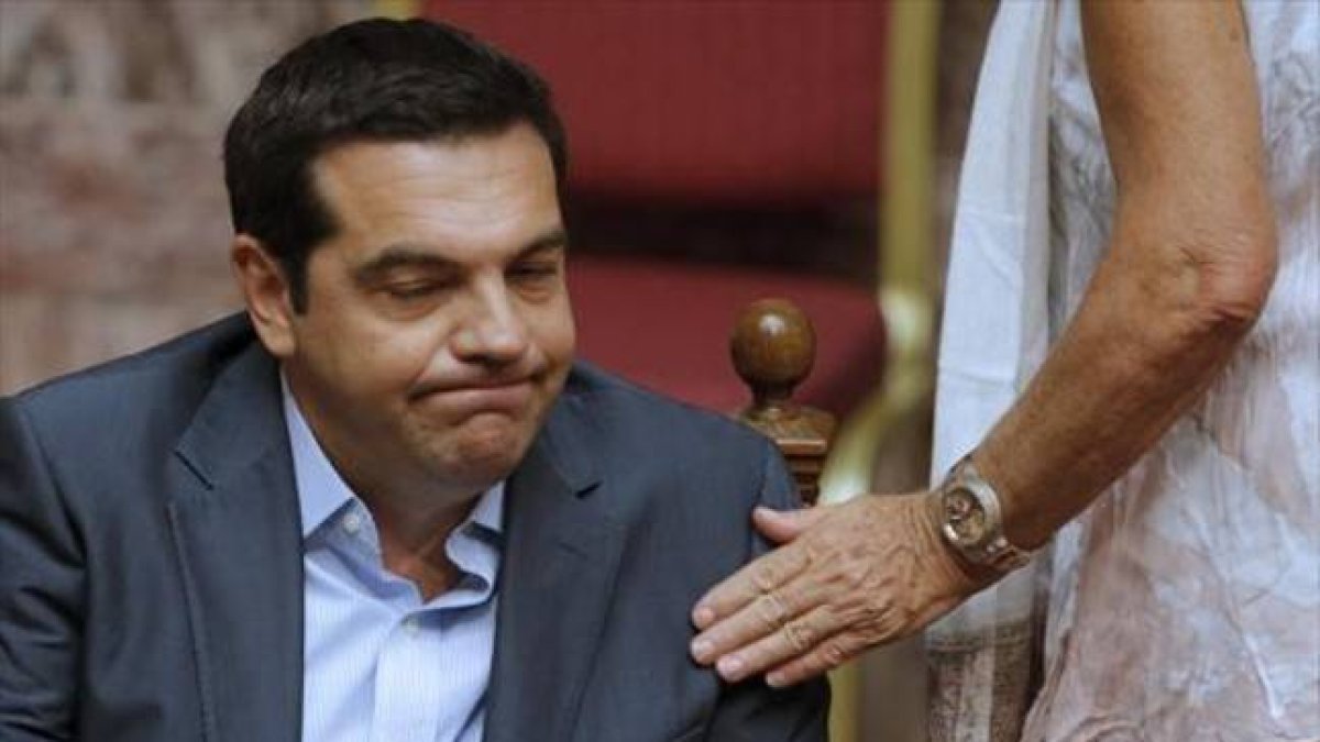 El primer ministro griego, Alexis Tsipras, en el transcurso de la maratoniana jornada en el Parlamento.-Foto:   REUTERS / CHRISTIAN HARTMANN